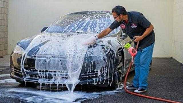 كيف تغسل سياراتك بطريقة تقيك من ”كورونا”