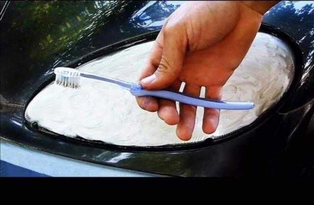 الخلطة السحرية لتنظيف مصابيح سيارتك بالمنزل