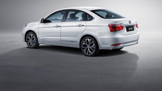 السيارة نصر E70