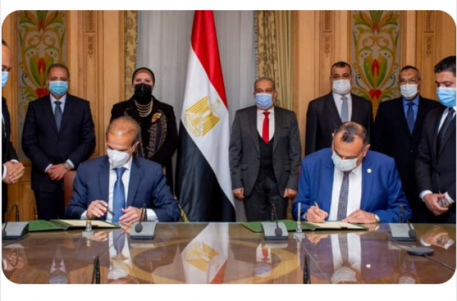 أثناء توقيع الاتفاقية 