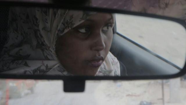 فتاة صومالية تثير الجدل بسيارتها الأجرة