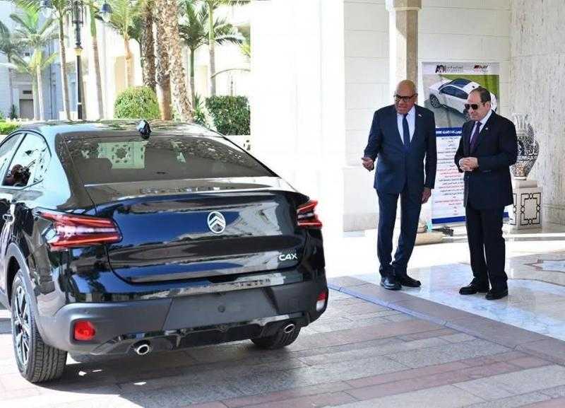 السيسى يتفقد سيارات ”سيتروين C4X” المجمعة محليًا بالهيئة العربية للتصنيع