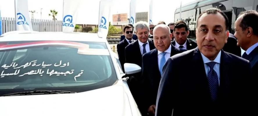 رئيس مجلس الوزراء يتفقد أول سيارة كهربائية يتم تجميعها فى شركة ”النصر للسيارات” بالمعرض والمؤتمر الدولى TransMEA2025