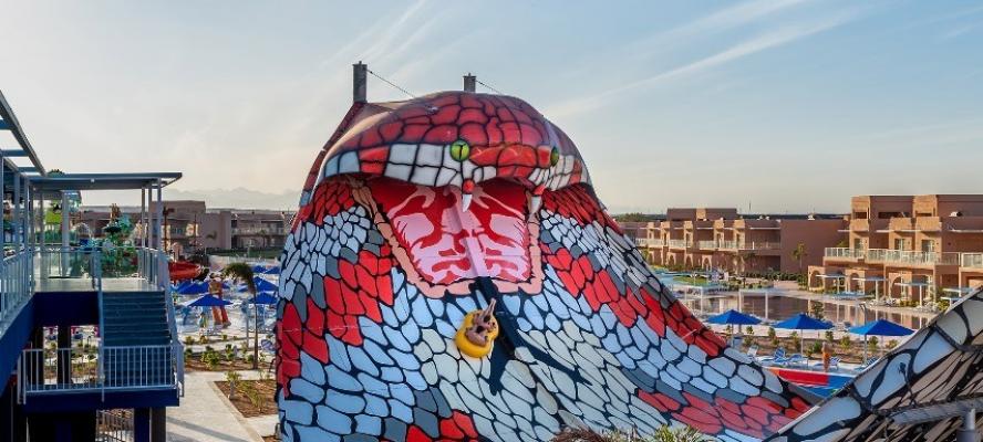 احتفالا بعيد ميلادها الثالث.. ظهور «الكينج كوبرا» كحارس لأكبر مدينة العاب ترفيهية بالغردقة يجذب الأنظار