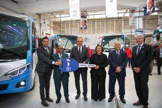 المهندس محمد شيمي وزير قطاع الأعمال العام يشهد تسليم الدفعة الأولى من مينى باص ”نصر ستار” من إنتاج ”النصر للسيارات”