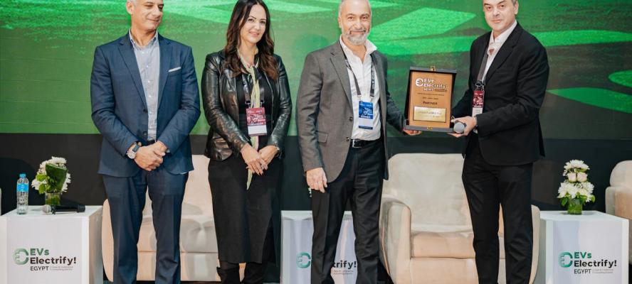 تكريم ”كريدى أجريكول” الشريك الذهبى فى قمة مصر الدولية لوسائل التنقل الكهربائية ”EVs”