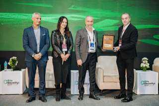 تكريم ”كريدى أجريكول” الشريك الذهبى فى قمة مصر الدولية لوسائل التنقل الكهربائية ”EVs”