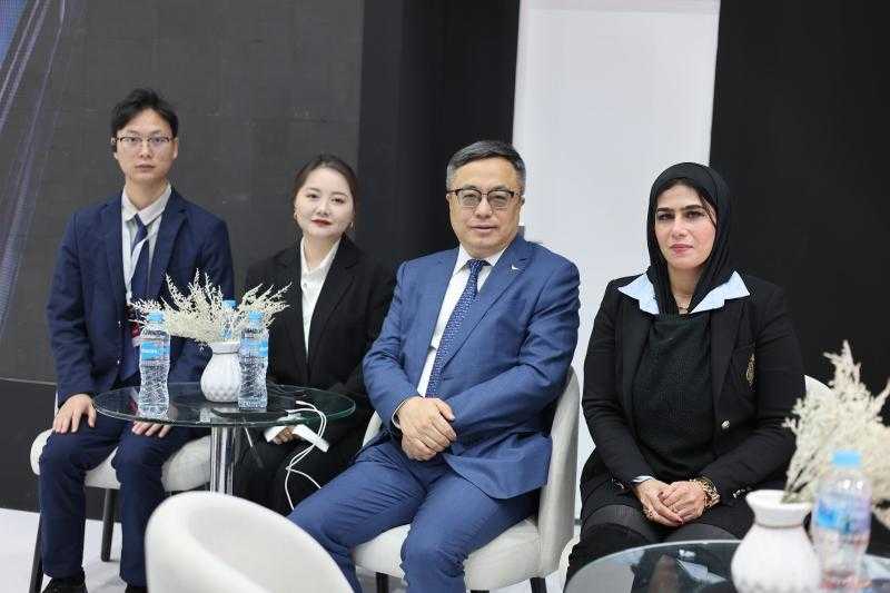 وفد «كايي أوتو» الصينية يتفقد جناح علامة KAIYI في معرض «أوتومورو 2026»