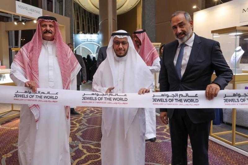 معرض ”جواهر العالم لوكس” ينطلق في الرياض مشهدّ استئنائي يحتفي بروعة المجوهرات والحرفيّة الفنية الرفيعة ع إضافة فعالية ”تايمولوجي نايتس” اللجديدة.