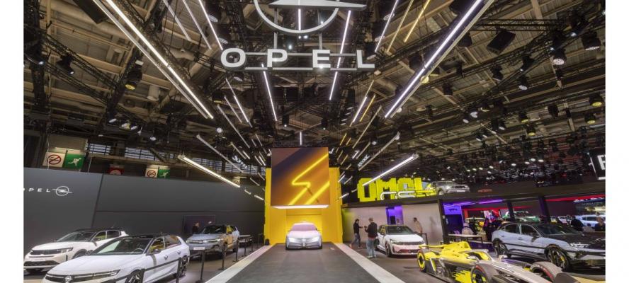 أوبل STX Concept: رؤية مستقبلية لسيارات ستيشن واغن تجمع بين التصميم العاطفي والتكنولوجيا