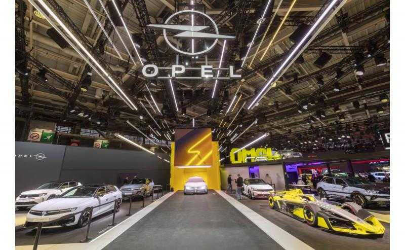 أوبل STX Concept: رؤية مستقبلية لسيارات ستيشن واغن تجمع بين التصميم العاطفي والتكنولوجيا