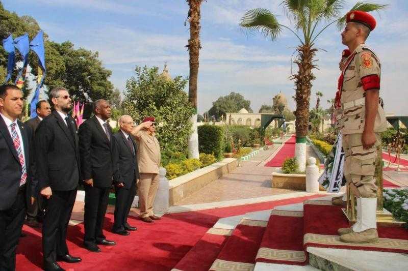 السفير الليبي بالقاهرة يزور مقابر الشهداء العرب بالقاهرة ويستحضر تضحيات 16 شهيدًا ليبيًا