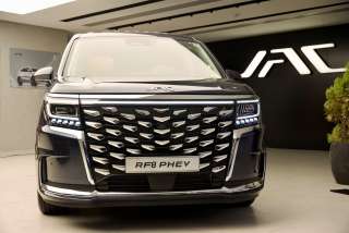 قصراوي جروب تفتتح صالة عرض جديدة لعلامة جاك بالشيخ زايد.. وتُطلق JAC RF8 PHEV الجديدة كليًا فى مصر